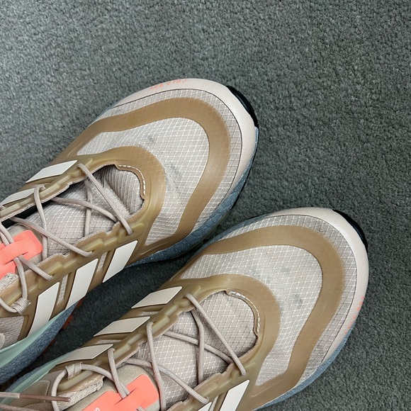 Gold Adidas Ultraboost 22 COLD.RDY 2.0 Running Shoes - Size 8 - Picture 6 of 12